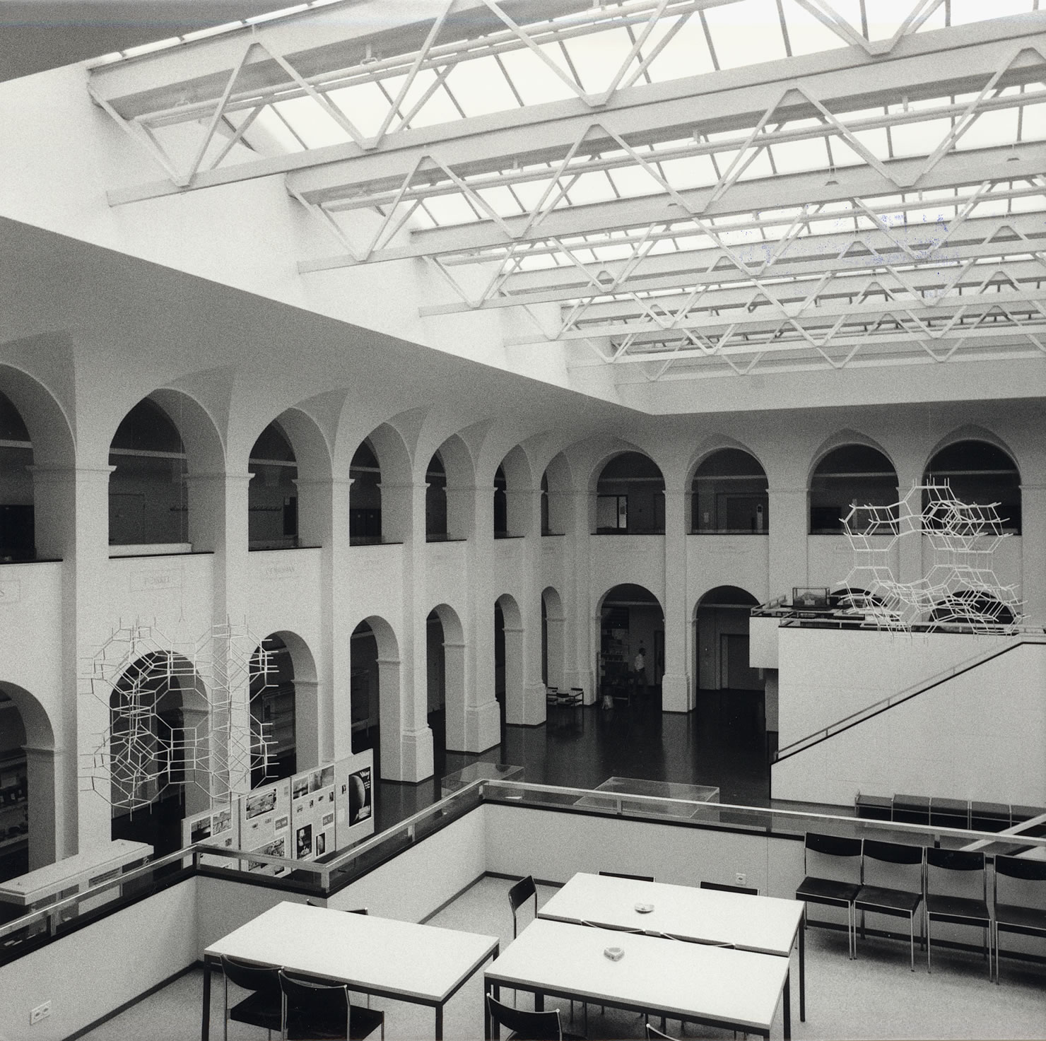 Enlarged view: Hall is 2 levels high, there are balcony-like constructions in the atrium
