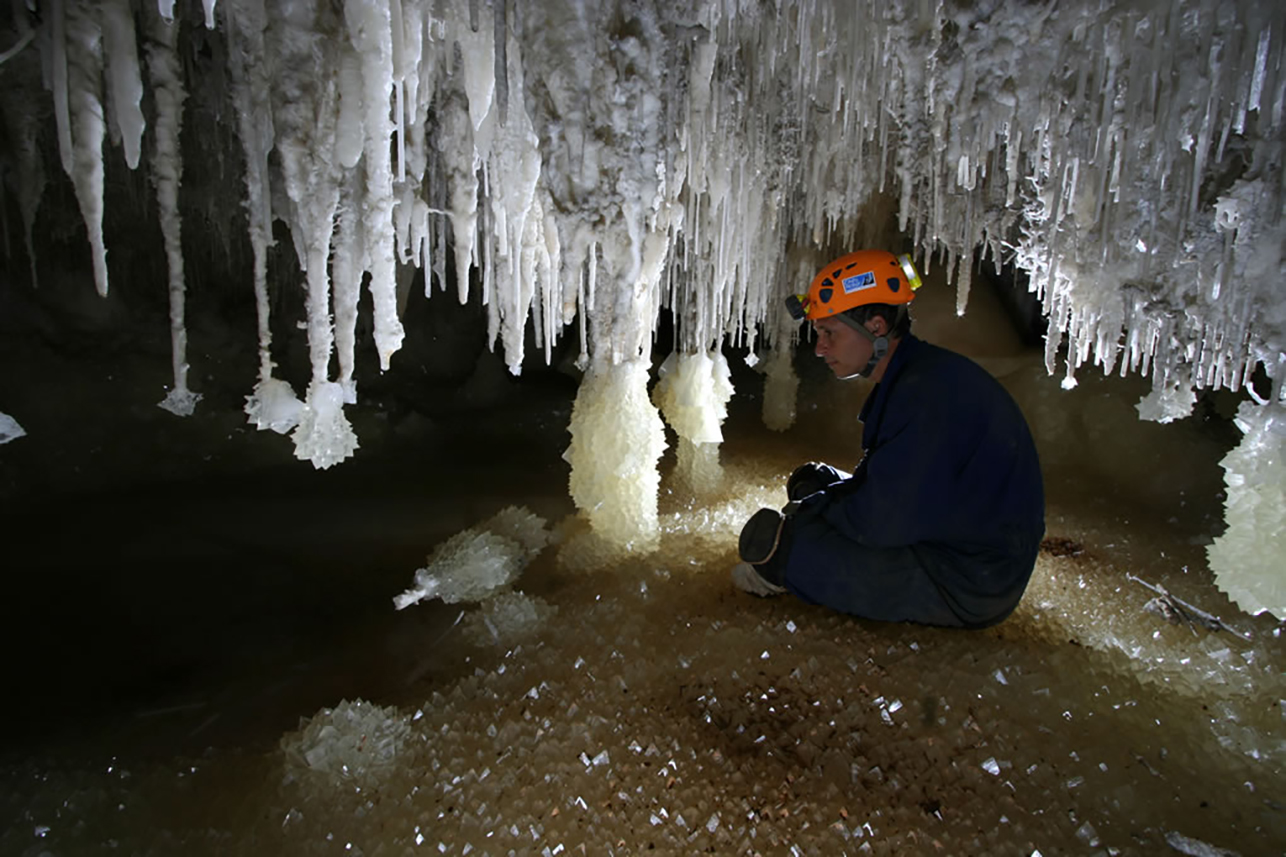 Höhlenforscher in Kristallhöhle
